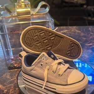 Converse Kids Low-Top Canvas Sneakers in Light Gray with Blue Lining - Size 7